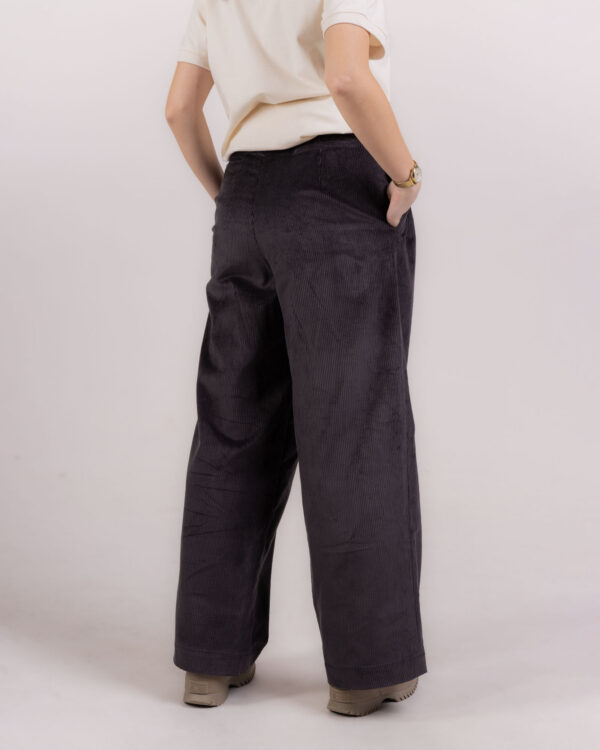 mansestarky_sede_fw25-F3 Šedé manšestráky