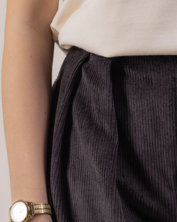 mansestarky_sede_fw25-F4 Šedé manšestráky