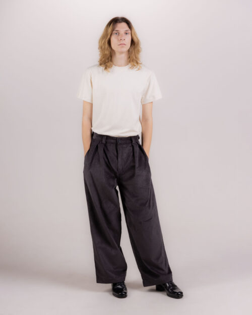 mansestarky_sede_fw25-M1 Šedé manšestráky