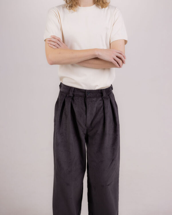 mansestarky_sede_fw25-M3 Šedé manšestráky