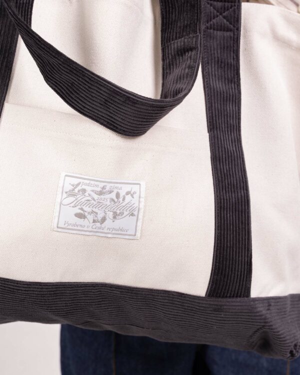 taska_fw25_seda_U4 Velká plátěná taška