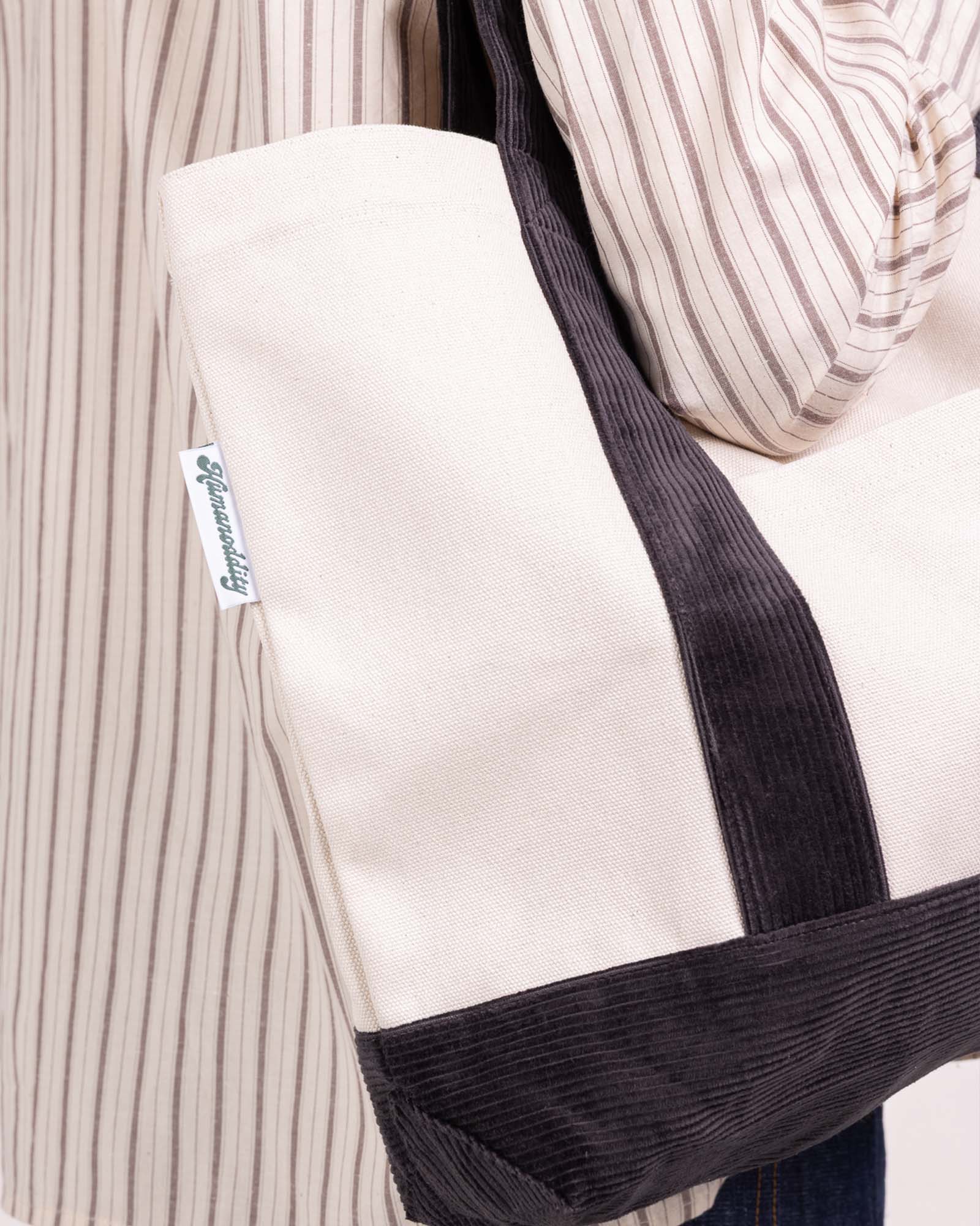 taska_fw25_seda_U5 Velká plátěná taška